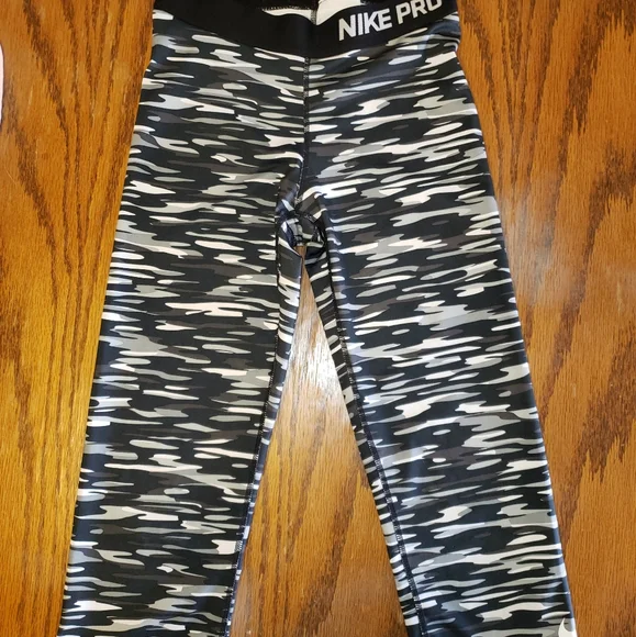 Nike Pro Athletic Grey Camo Capri Leggings Size Small - Picture 3 of 8